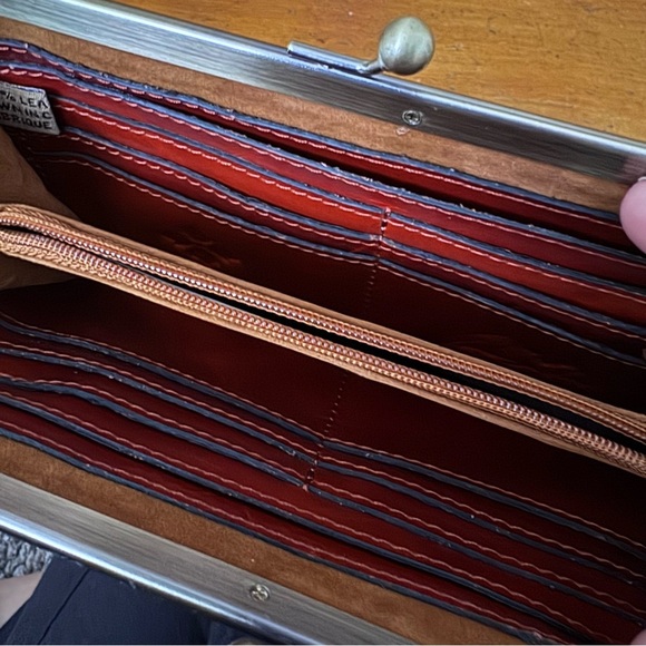 NWT Patricia Nash Quilted Everly kiss lock wallet in Cinnamon - Picture 5 of 9